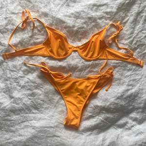 Orange bikini från nelly. Storlek 75B i överdelen och storlek S i underdelen. Aldrig använd. Du står för frakten.