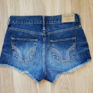 Jeansshorts från hollister xs - Blåa jeansshorts från hollister. Passar xs. Inte använda alls mycket så i fint skick🦋