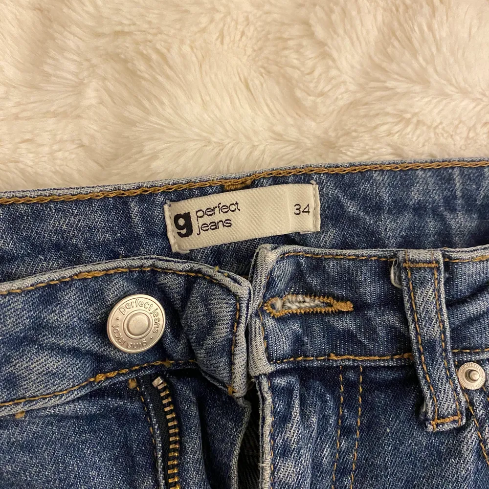 Utsvängda jeans från ginatricot i storlek 34/xs. De är i modellen Perfect Jeans. Det är lite fransigt längst ner som detalj! De sitter sjukt fint på. Säljer då dom tyvärr har blivit för små. Köparen står för frakten! Skriv gärna privat om du har några frågor!💗. Jeans & Byxor.