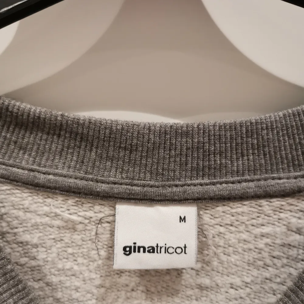 Grå tröja i fint skick från Gina Tricot i storlek M✨ Gratis frakt 💕. Tröjor & Koftor.