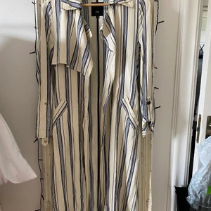 Lång kappa - Superfin jacka/kappa från River Island. Säljs då den är lite för lång på mig så den kommer inte till användning. Nyskick💛 
