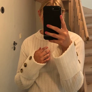 Stickad tröja  - Stickad tröja från nakd i storlek M, tröjan är från misslissbelles kollektion. Tröjan är nästintill aldrig använd. Köparen står för frakten💖