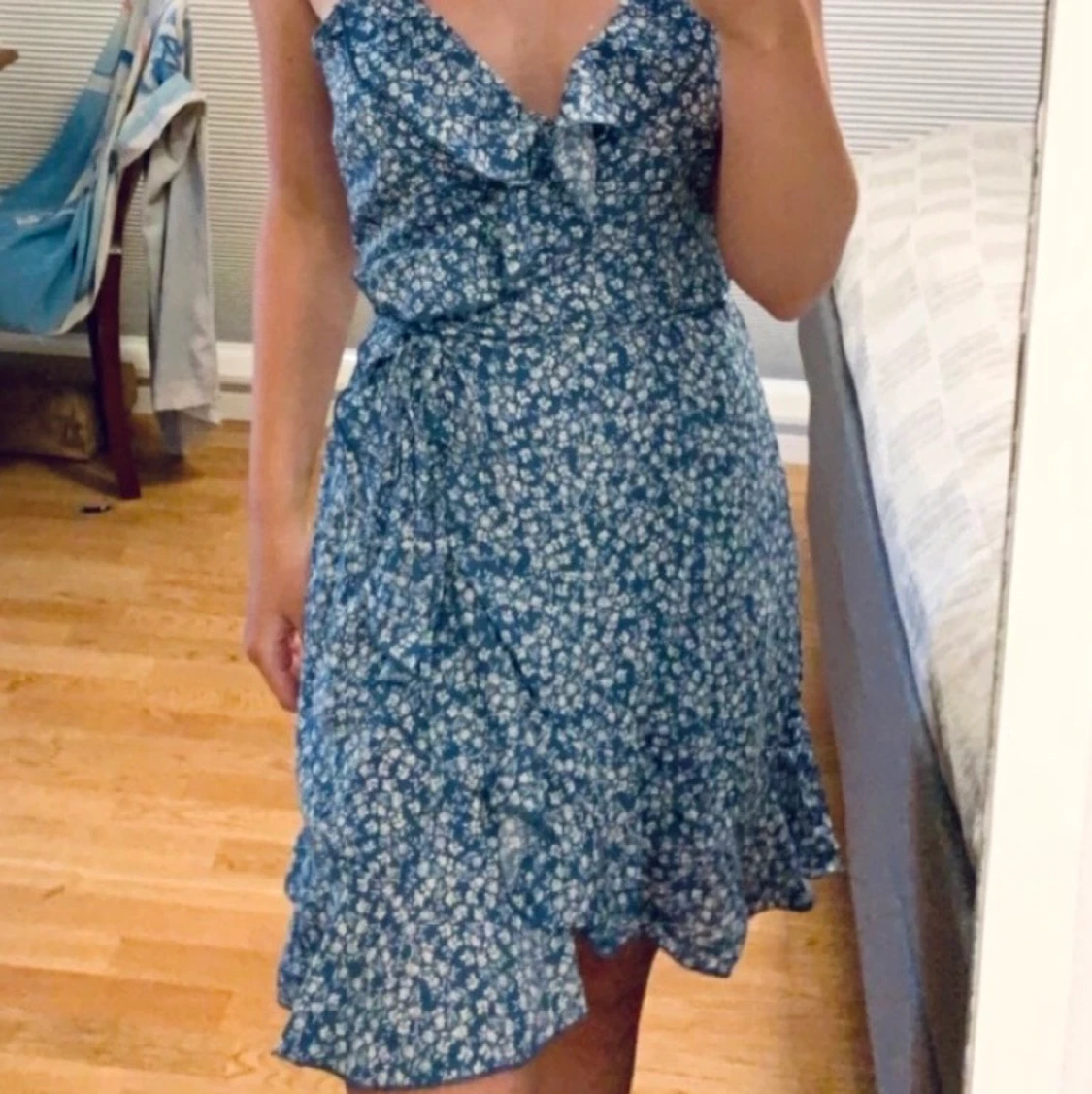 Blå blommig klänning