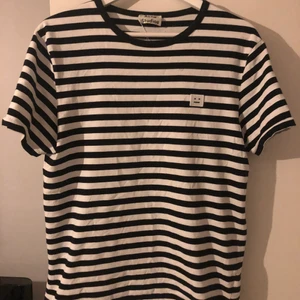 Acne t-shirt  - Väldigt fint skick storlek m men passar även s!