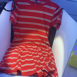 Röd klänning h&m - En röd h&m klänning aldrig använd:) 