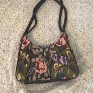 Blommig väska - Jätte fin blommig väska 
