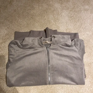 Sammet kofta - En superfin ljusgrå sammet kofta , från Emma & Ashley DESIGN storlek S. Köpt för 60 euro motsvarar 600 SEK. Så fin men används aldrig längre. Så mjukt material dessutom.