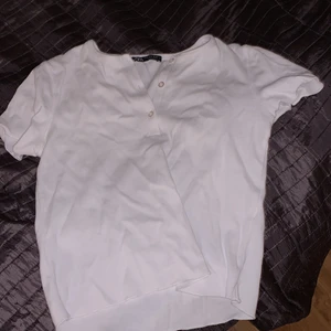 T shirt - Vit t shirt med knappar från zara. Aldrig använd. Köptes ca 1 år sedan 