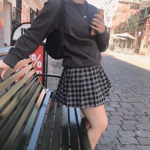 Tenniskjol - Tvär snygg tennisskirt i nyskick, köpt förra sommarn men bara kommit till användning 2gånger. Storlek 34 och passar mig som brukar ha 36 i kjolar, köpare står för frakt🥰