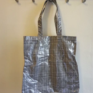 PU väska rutig  - En väska perfekt till alla tillfällen. Får plats med dator! 