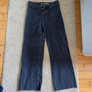 Karve Jeans wide fit strl xs - Svarta jeans från Karve, vida ben och medelhög midja. Jeansen har en urtvättad/retro look och är i gott skick. Frakt betalas av köparen