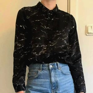Bik Bok skjorta strl S - Skjorta med marmormönster från Bik Bok strl S 🖤 använd ett fåtal gånger och är i mycket fint skick 💞 OBS! Köparen står för frakt, betalning sker via Swish ❣