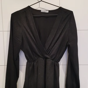 Guldig tröja från Size & Needle - Guldig tröja från Size & Needle i storlek S. Använd vid 2 tillfällen. Passar perfekt till fest eller middag med tjejerna ✨ Frakt tillkommer 🥰