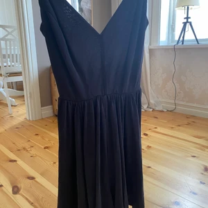 Klänning/playsuit från Urban outfitters - Klänning med shorts, från Urban outfitters. Som ny, köparen betalar frakt