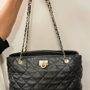 En äkta dkny väska - Säljer min fina dkny väska den är i jätte bra skick, den är stor och man får plats med mycket saker i. Köpte för cirka 3500kr maöljer för 300 kr 