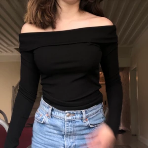 Bikbok topp - Svart topp från bikbok. Stretching och off the shoulder 💞 aldrig använd