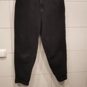 Svarta mom jeans från H&M i storlek 40 🥰 Gratis frakt 💕
