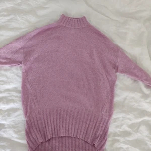 Lång stickad tröja Monki - En puderrosa stickad tröja i längre modell från Monki, har själv stoppat in den i byxor men kan även bäras som klänning på vinterhalvåret. I mycket fint skick. Skicka för fler bilder!