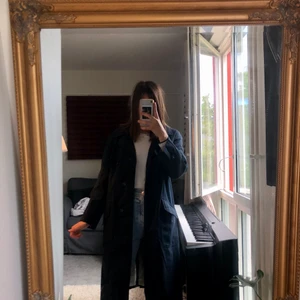 Long Trenchcaot - Second hand Trench coat in size L.. really like it but it is a bit too big. Worn maybe once or twice:)