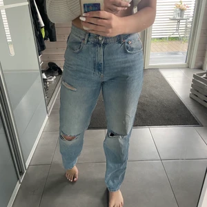 Håliga jeans  - Ett par super fina blåa håliga jeans (jag är 175cm)