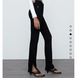Trendiga Zara jeans  - Jättefina trendiga zara jeansen med slits i slutet, nästan oanvända, dom för bättre bilder❤️