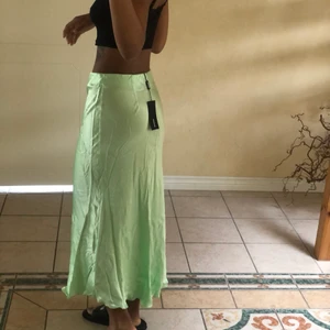 Weekday Midi Kjol slits 38 - Väldigt luftig, skön material, lite genomskinlig. Oanvänd 🥰❤️ 