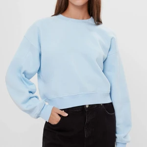 Sweatshirt, tröja. Croppad. - Jätte söt tröja från Behrska, storlek Large men väldigt lite i storleken. Passar mig som är 166 cm lång. 