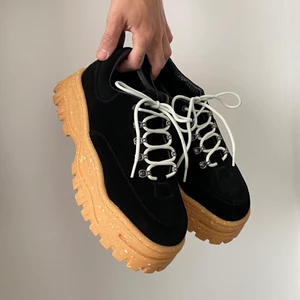 Eytys Angel i läder - Eytys i modellen Angel, i mocka/läder. Endast använda en gång, i perfekt skick! För stora för min kille :—(