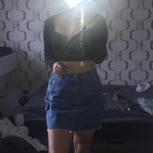 Jätte fin kjol till sommaren - Storlek L men passar M, jätte fin blå kjol med fickor vid sidorna, lite för stor för mig då jag själv har S men annars jätte fin använt den 2 gånger och den är helt ny.