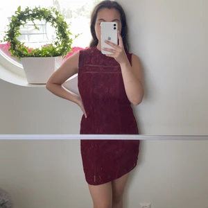 Mörkröd klänning  - Dragkedja vid sidan, o knäppning där bak 