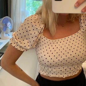 Gullig topp - Gullig topp från Gina i storlek M 💘