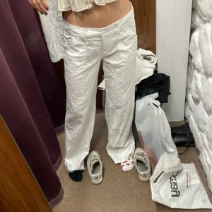 Linnebyxor vita  - Intresskoll på mina nya vita linnebyxor eftersom jag har två par. Säljer bara vid bra pris. De går precis under naveln på mig men de är lite stora så när jag släpper åker de ner. Storlek 36 men passar både 34 och 38. Långa på mig som är 170 och går över skorna, är man lite kortare så kan man absolut klippa av de en bit. De är raka i modellen och köpta på With love där de nu är slutsålda. Både killar och tjejer kan ha på sig dessa alltså unisex. De ser beiga ut på sista bilden men de är krit vita som man ser på de 2 första. De går även att sprätta upp där nere (8cm) så de passar någon 180cm. Ni får buda i kommentarerna eller skriva privat 