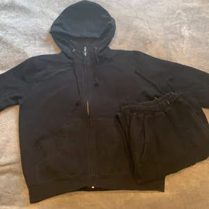 Mjukisset  - Nästan oanvända, fick i present men var för korta i armar och ben (jag är ca 169cm). Jätteskönt material och man kan anpassa dom lite hur man vill💘 hör av dig om du vill ha fler bilder