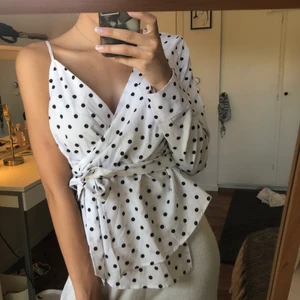 Festlig blus - Somrig och festlig blus från nakd, så fin💕