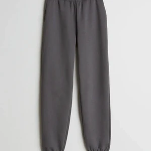 Gina mjukisbyxor/sweatpants - (Lånade bilder från Ginatricot hemsida) Säljer mina mörkgrå Gina basic sweatpants i storlek S då de inte längre kommer till användning. Skriv privat om du vill ha fler bilder på byxorna. Köparen står för frakt. Ursprungliga priset: 249kr  