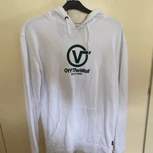 Vit hoodie Vans - Säljer denna vita hoodie från Vans med cool detalj på luvan. Den är helt ny och aldrig använd eller testad. Säljs pga att jag har två av den. Superskön och snygg! Den är i en storlek S men passar även en M 🌸