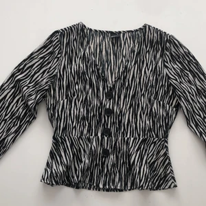 Zebra tröja - Zebra tröja som sitter jätte snyggt på! Storlek 34
