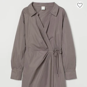 Brun klänning  - Brun skjortklänning från HM. Aldrig använd. Jätte fin färg och material. Storlek M. Säljer för 50kr 🌸