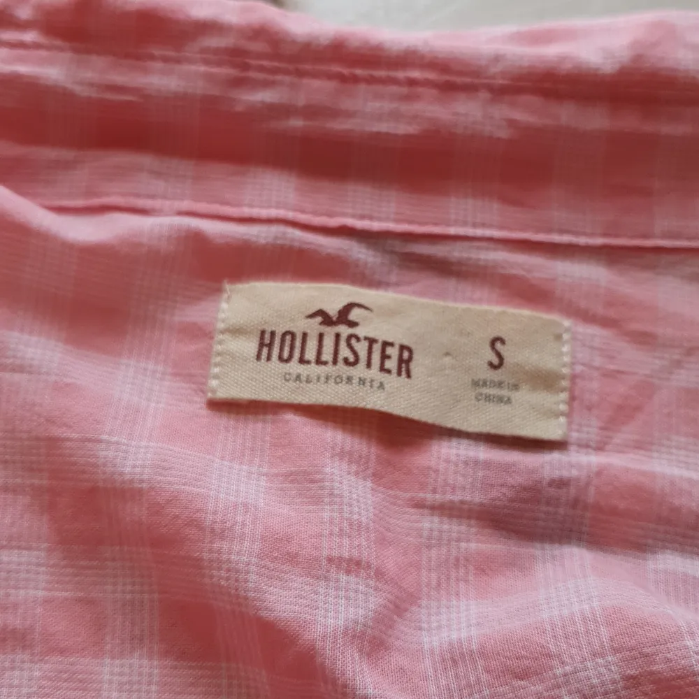 Rutig skjorta i rosa från Hollister i storlek s. Endast använd en gång. Nyskick. Säljer för att den inte används.. Skjortor.