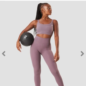 Iciw träningstights  - Träningsset från ICIW, stl S Mycket lite använda, mest legat i garderoben. 400kr för hela setet