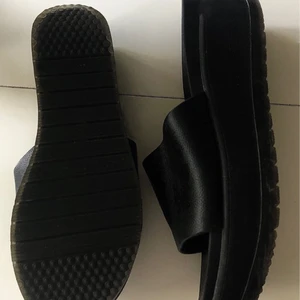 Svarta skinnsandaler strl.39 - Ett par svarta sandaler i äkta skinn med plattå. Från märket Aldo. Strl:39 men skulle nog även passa strl:38 då dom är en aningen mindre.                                Köparen står för fraktkostnaden!😊