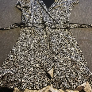 Sommarklänning  - Småblommig klänning. Kort med knyt i midjan. Volang nere på kjolen. St medium. BikBok. Köparen betalar frakt. 