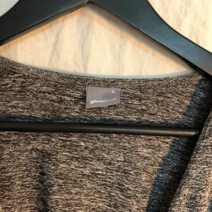 Grå klänning - Snygg grå klänning från Gina Tricot. Snygga och eleganta detaljer med kjol som kommer precis ovanför knäna. 