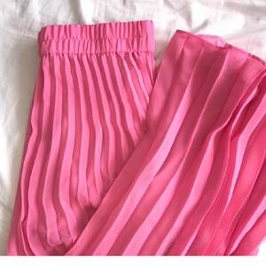 Säljer min rosa kjol inköpt på Plick förra sommaren👗 Den är i fint skick utan några skavanker💖 kjolen är i storlek XS men tack vare det elastiska bandet i midjan uppskattar jag att den också kan passa S🌟 (1:a bilden är lånad från säljaren jag köpte kjolen av)