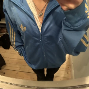 Adidas kofta - Snygg adidas zip i en snygg blå färg💙Ganska stor på mig som är 169 så den är ungefär i strl M/L. Bra skick!