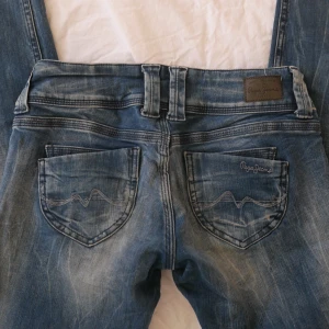 Lågmidjade jeans - Snygga Lågmidjade jeans med coola detaljer på bakfickorna. De är från Pepe Jeans i modellen ”low waist, straight leg”. De är i st 28/32 vilket motsvarar en st S💞