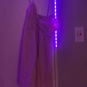 Kort klänning  - En rosa jätte fin kort klänning med olika mönster pris kan variera 