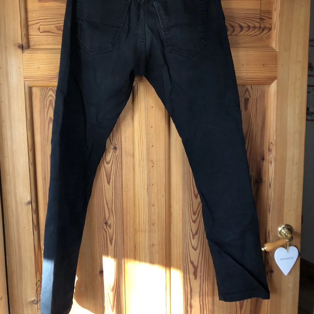Svarta jeans från Filippa K med hyfsat smal passform herr. Använda men i fint skick. Frakten ingår i priset💚. Jeans & Byxor.