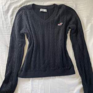 Stickad tröja från Hollister🤍Finns inte längre i färgen svart, men tröjan är samma modell som den på bild två/tre.