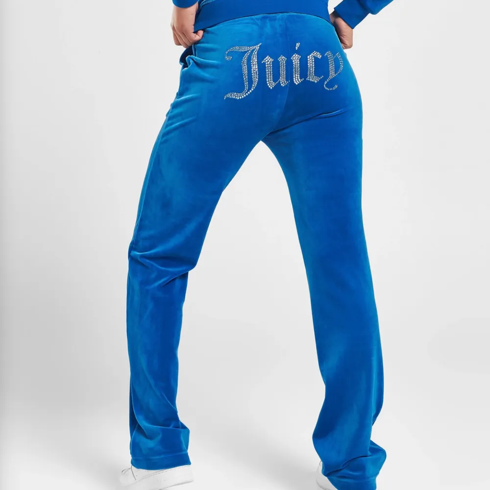 Säljer dessa Juicy Couture byxor i en sån fin blå färg då jag inte längre får användning av dem. Alla paljetter är kvar och byxorna är i jättefint skick! Priset går att diskutera 🫶🏻. Jeans & Byxor.